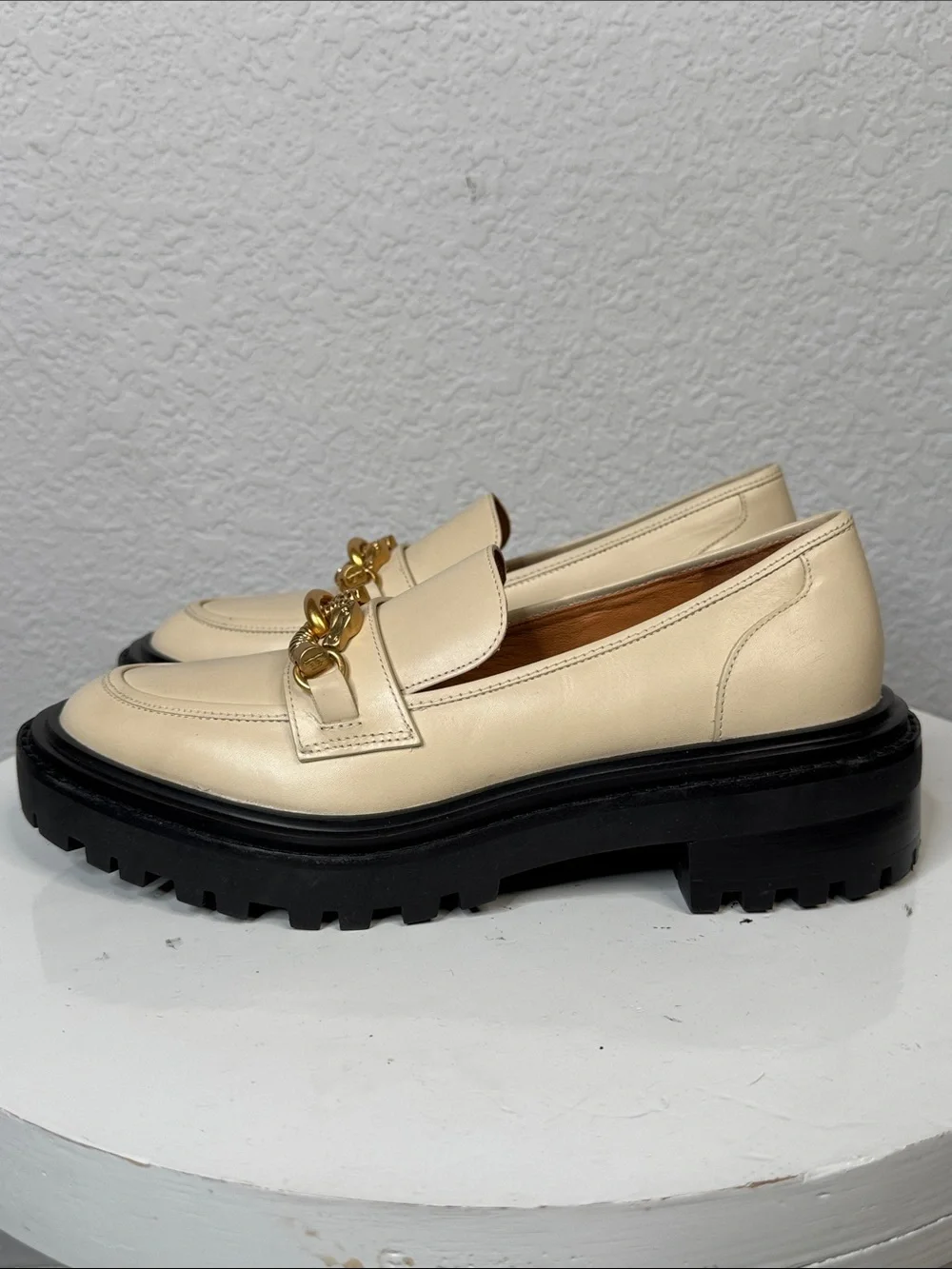TORY BURCH JESSA CREAM LEATHER LUG SOLE LOAFER EQUESTRIAN CHAIN ACCENT *NWT*
